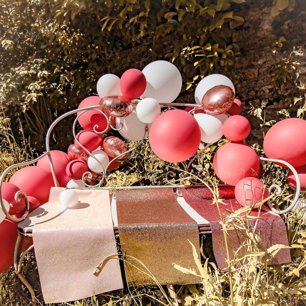 Kit arche de 70 ballons rose gold avec eucalyptus et roses